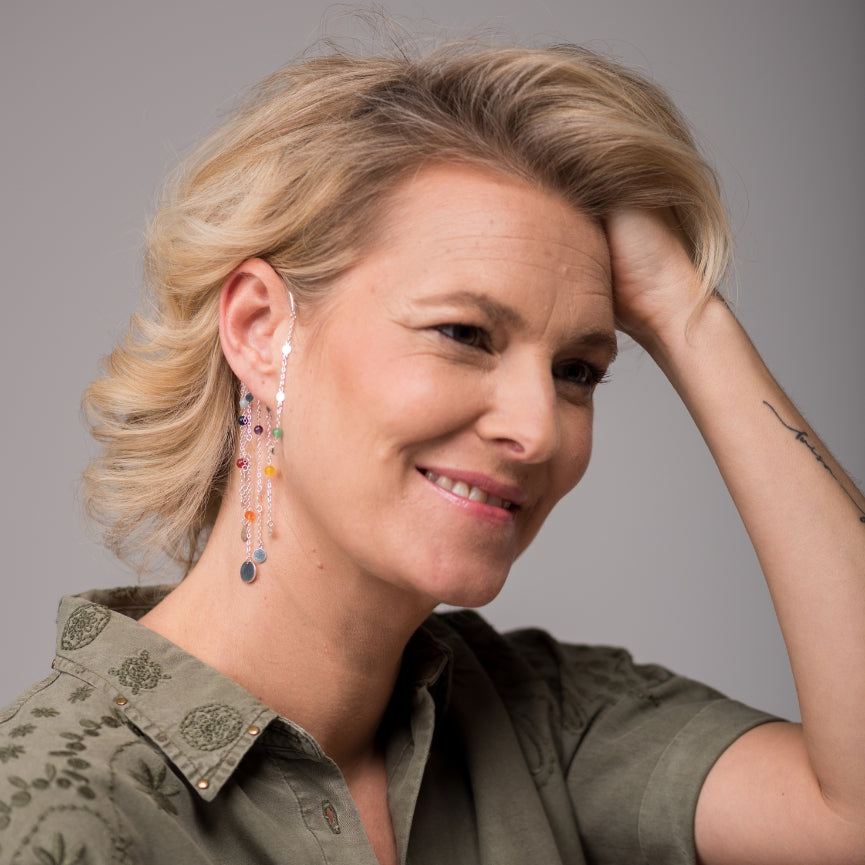 earCurve Chakra Silber – Ohrschmuck mit Regenbogensteinen und 925er Silberveredelung - getragen