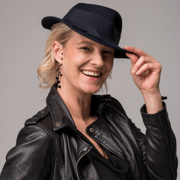 earCurve Black Élégance mit schwarzen Glasperlen und Messingscheiben - getragen