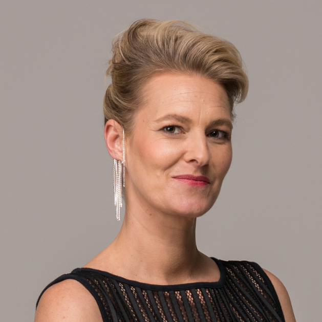 earCurve Waterfall II mit über 200 Strasssteinen besetzt