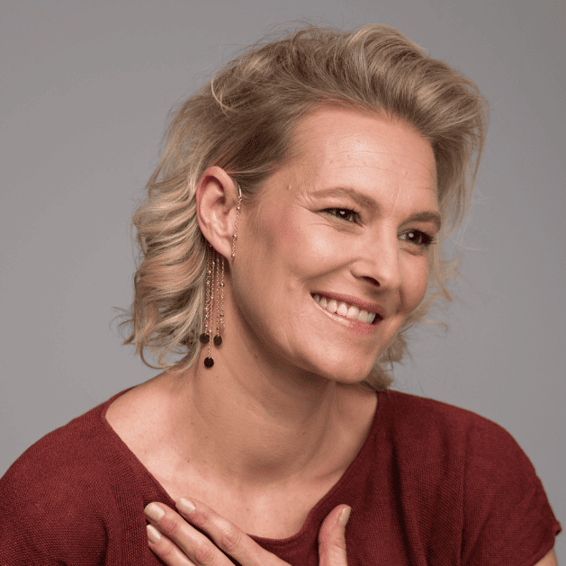 earCurve Rosé Élégance mit roségoldenen Glasperlen und Messingscheiben - getragen