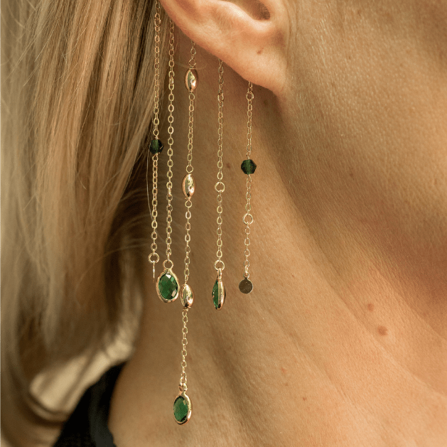 earCurve Green mit grünen Emerald-Steinen und goldenen Messingelementen - getragen